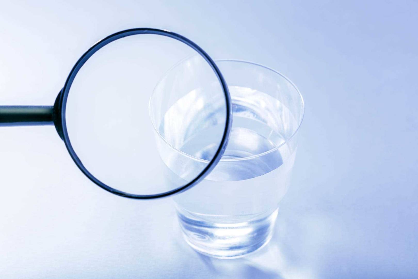 Glas Wasser mit einer Lupe | Trinkwasser