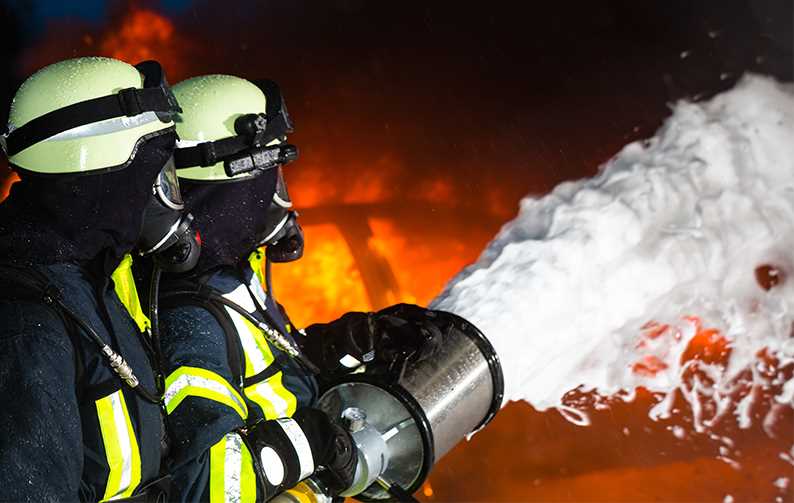 Bombeiros utilizam espuma de combate a incendios