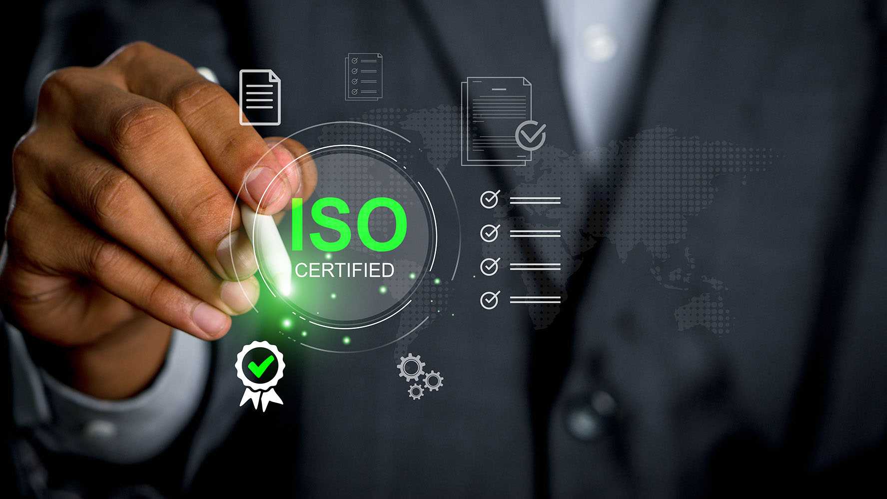 Mão de uma pessoa a segurar um marcador transparente, a destacar a palavra "ISO CERTIFIED" a verde, com ícones de certificação ao fundo.