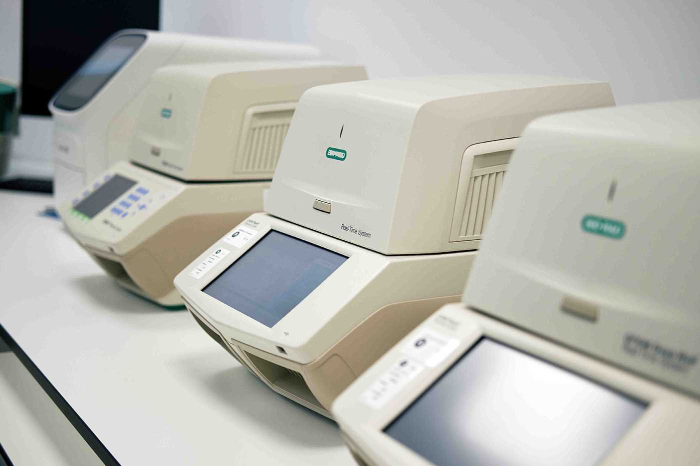 Três termocicladores BIO-RAD CFX96 Touch™ para PCR em tempo real, usados na deteção de contaminantes.