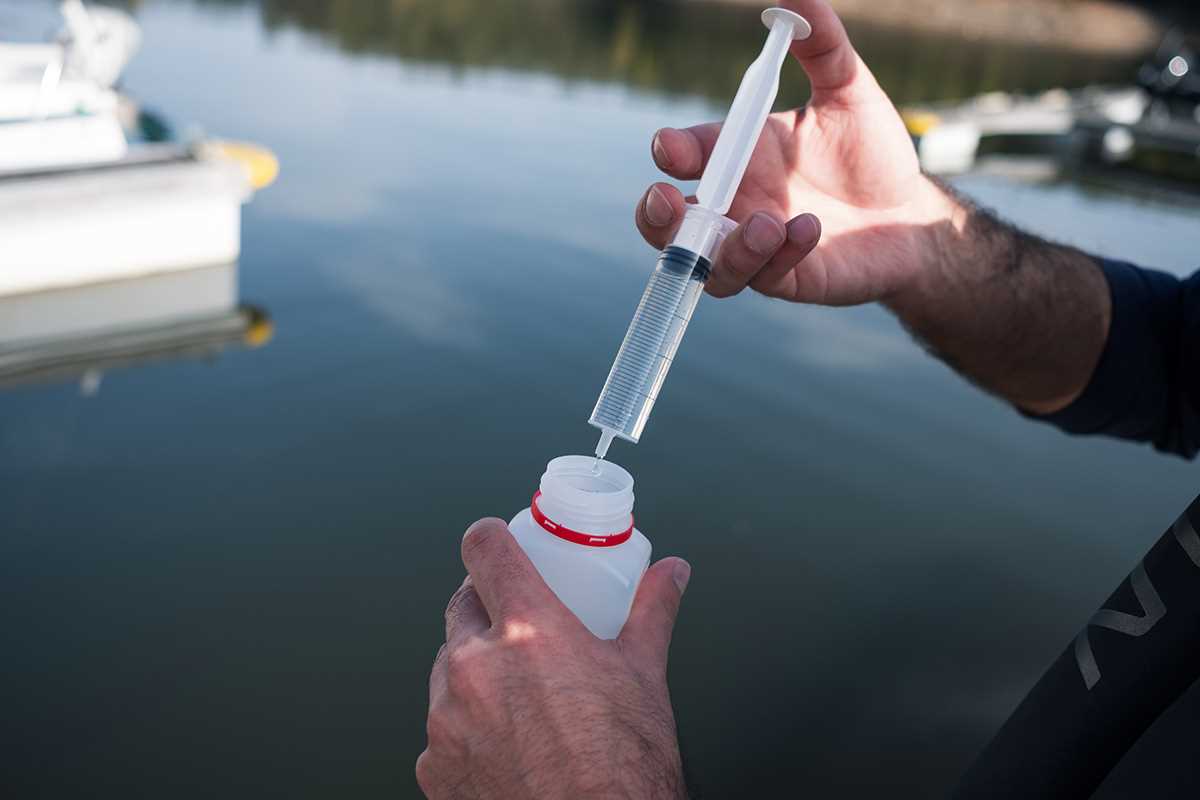 Equipamento de amostragem a recolher água na superfície de uma barragem.