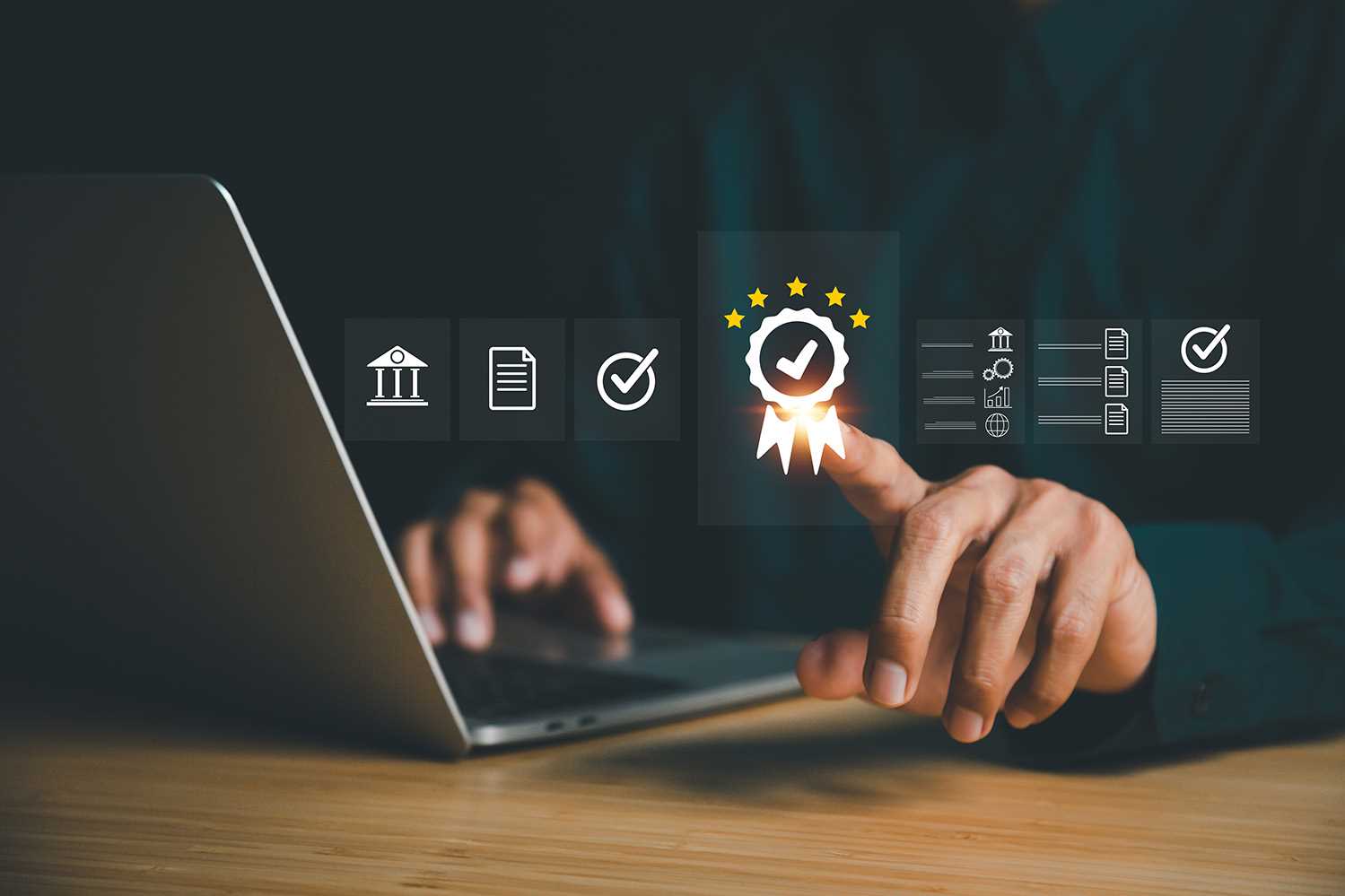 Pessoa a utilizar um portátil e a apontar para ícones digitais relacionados com certificação, verificação e qualidade.