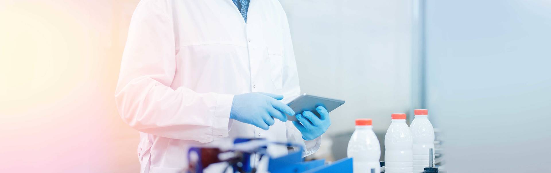 Helles Bild einer Person, die im Labor arbeitet