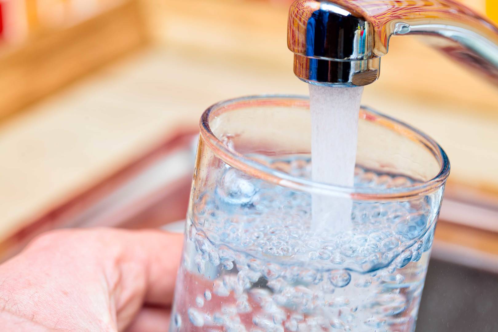 Heller vann fra springen i glass